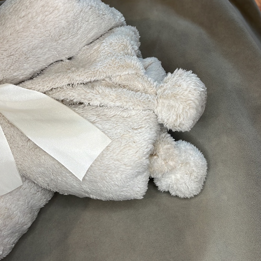 ⭕️sold⭕️Limited edition plush throw with pom pom corners - Picture 3 of 3